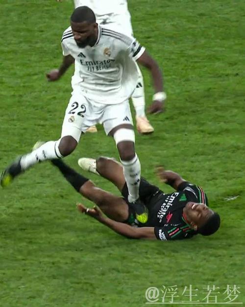 吕迪格因抛掷瓶子被红牌罚下，染红后试图冲向裁判被拦下