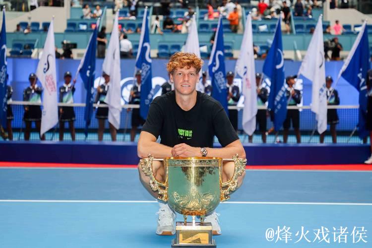 辛纳直落两盘击败19岁新星勒纳·钱,捧起中网男单冠军奖杯 辛纳直落两盘击败19岁新星勒纳·钱,捧起中网男单冠军奖杯